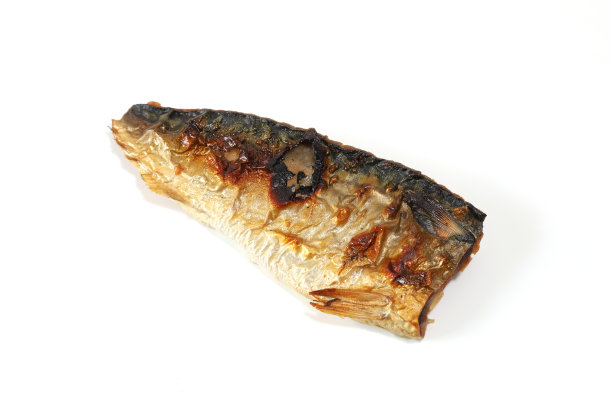 在白色背景下用盐烤的鲭鱼图片下载