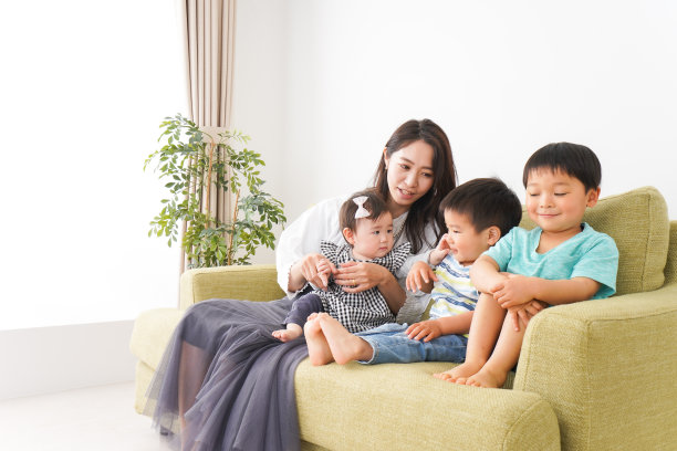 孩子们和家人快乐的玩耍图片下载