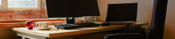 办公室搬到公寓。工作地点与IT设备在家里。家庭基地办公室和远程工作的概念。图片下载