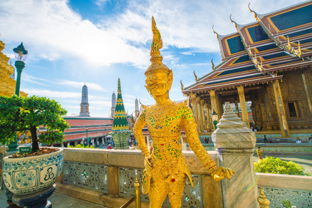 曼谷大皇宫普拉觉寺与蓝天白云图片下载