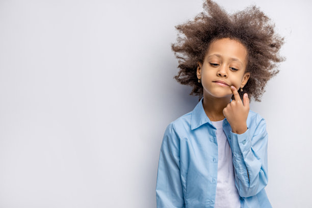 孩子脸上挂着微笑图片下载