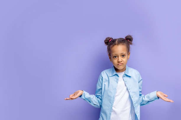 美丽的小女孩被问题搞糊涂了图片下载