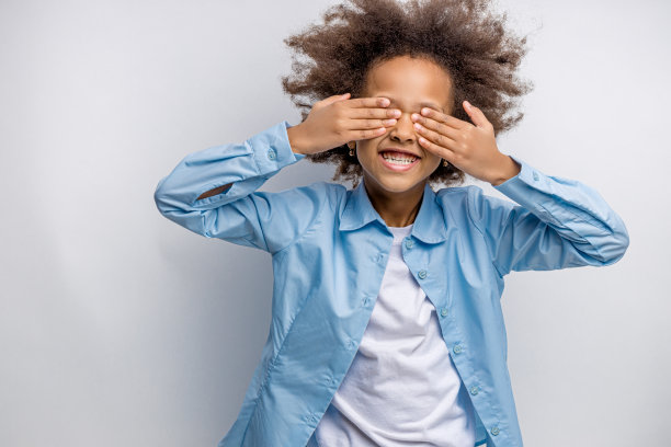 有趣的微笑的孩子闭着眼睛孤立图片下载