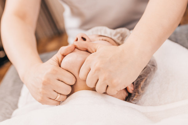 面部按摩-刺激面部的皮肤和肌肉图片下载