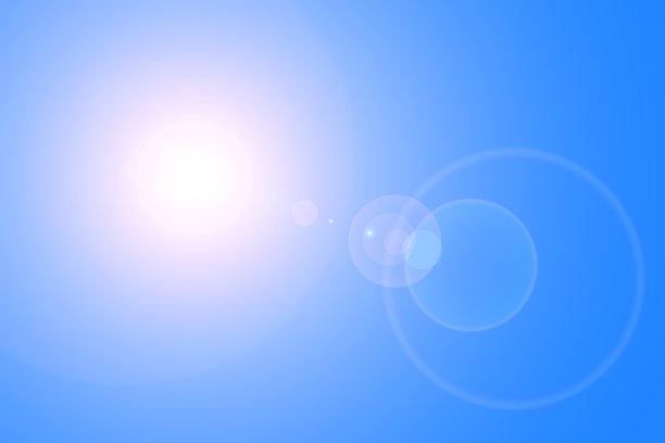 湛蓝晴朗的天空中太阳的光晕图片下载