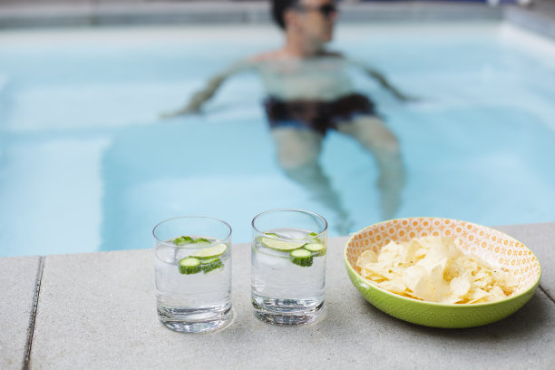 池边的金汤力酒图片下载