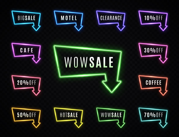 复古销售霓虹灯设置在透明的背景。彩色发光箭头指针与折扣文本。设计元素的广告传单横幅海报。夜晚街道招牌矢量插图图片下载