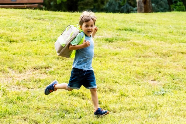 一个背着书包微笑着往学校跑的男生图片下载