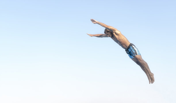 在夏天跳进海里图片下载