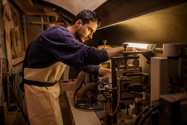 帅哥当木工图片下载