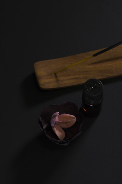 芳香对象被隔离在黑色背景上。熏香，香油和干花图片下载