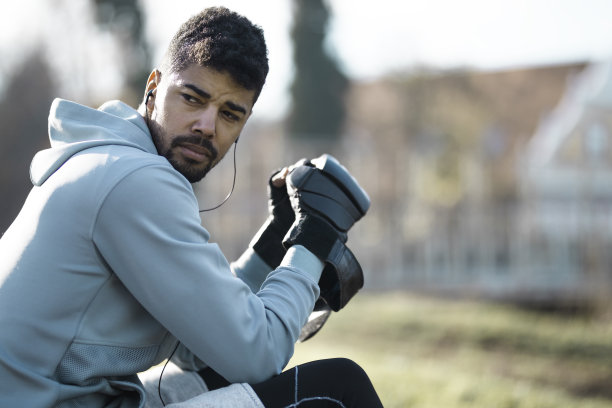 年轻的拳击手在户外休息的照片图片下载