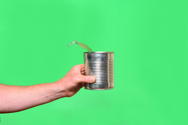 一个人拿着东西和绿色的东西图片下载