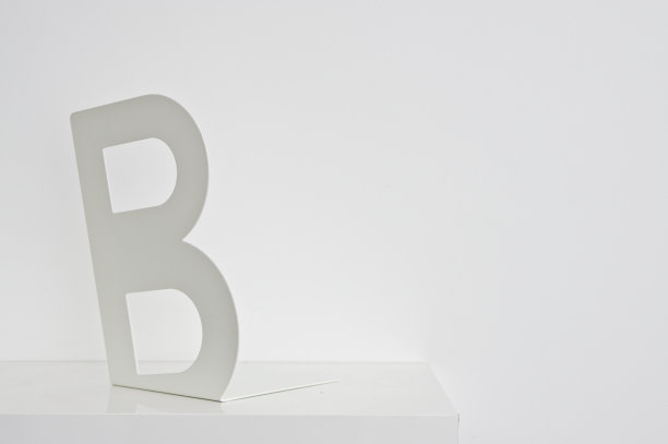 书柜的一个B字母在白色书架上与副本空间图片下载