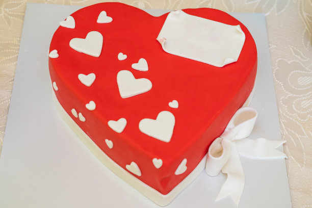 生日或情人节的红色心形蛋糕，上面有空白的文字。关闭了。图片下载