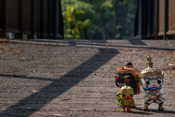 拉瓦纳、巨人女和哈努曼在桥上行走。图片下载