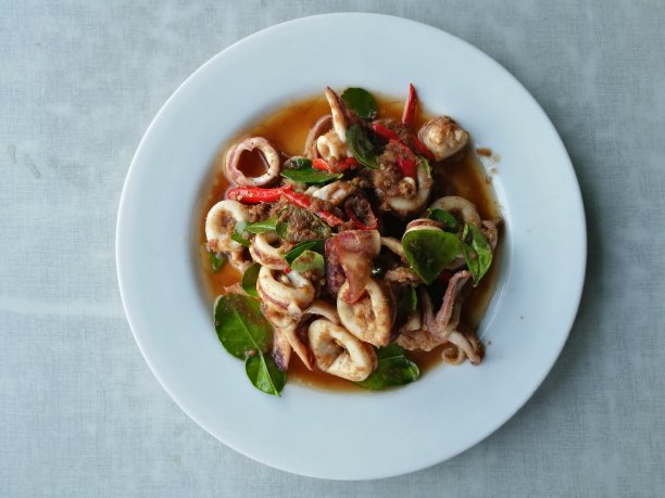 泰国罗勒鱿鱼自制当地街头小吃海鲜正宗和异国情调的菜单来自亚洲，泰国文化。用香草，辣椒，柠檬草和虾酱炒鱿鱼图片下载