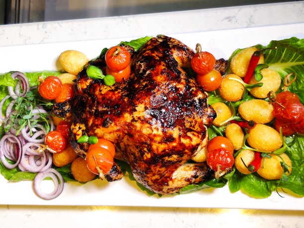 整只炸鸡，还有烤土豆和蔬菜图片下载