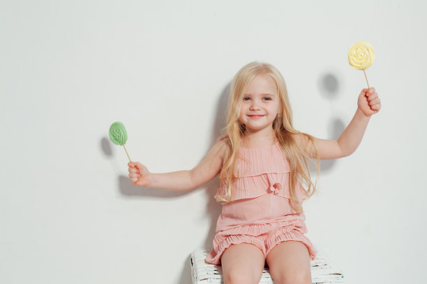 小女孩吃着棒棒糖图片下载