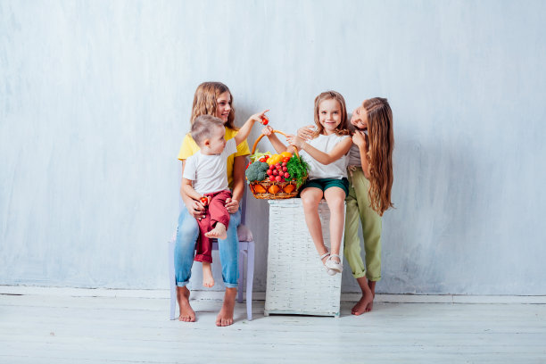 孩子们坐着吃新鲜蔬菜，健康的吃水果图片下载