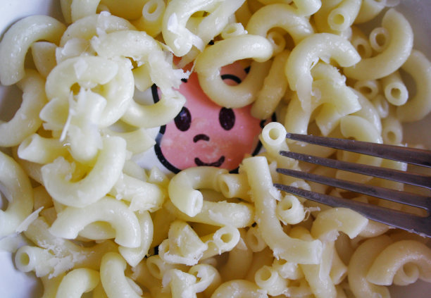 儿童餐盘里有奶酪的儿童意大利面。图片下载