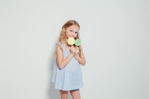 小女孩吃着棒棒糖图片下载