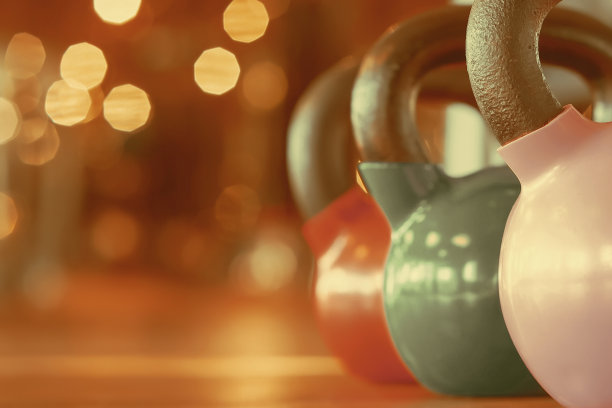 健身房里色彩鲜艳的壶铃图片下载