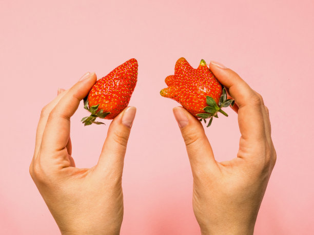 又丑又丑的草莓在女人手里图片下载