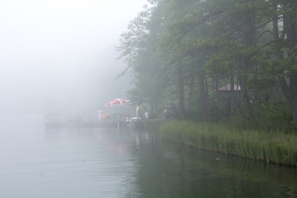 Karagöl湖和雾。渔船和渔夫在海上，雾蒙蒙的早晨越过水面图片下载
