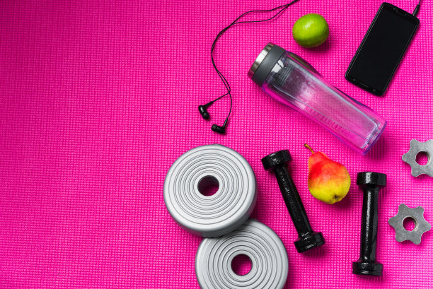 健身器材和配件做运动，健身房，和在家工作。健康的生活方式和生活理念。图片下载