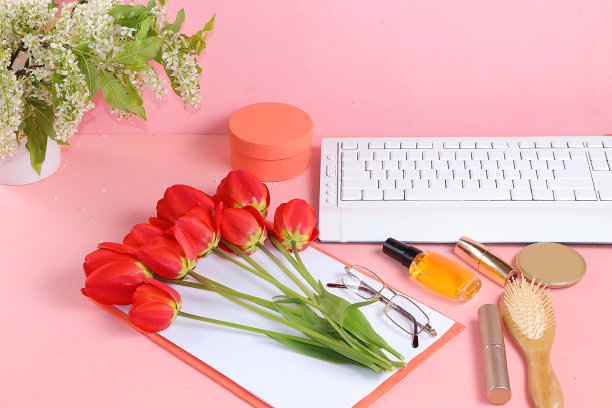 现代女性的办公桌，家庭办公室。轻桌上放着记事本、茶叶、春花和化妆品。最小的经营理念,图片下载