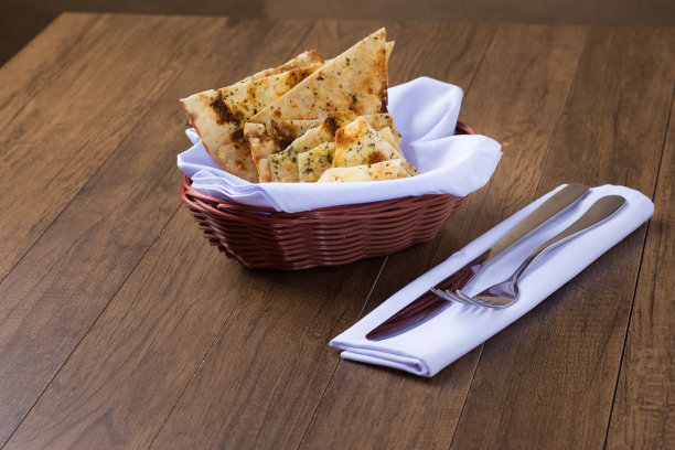 Costini。经验丰富的烤意大利面。刀叉放在白色的餐巾上。在餐馆和披萨店里用作开胃酒的食物。典型的意大利食品。垂直的照片。图片下载