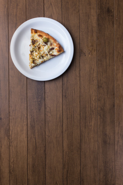 美味的披萨装在盘子里。肉披萨放在木板上。由马苏里拉奶酪，picanha肉，洋葱，奶酪，番茄酱和橄榄制成。菲力牛排,肉。垂直上方的照片。图片下载