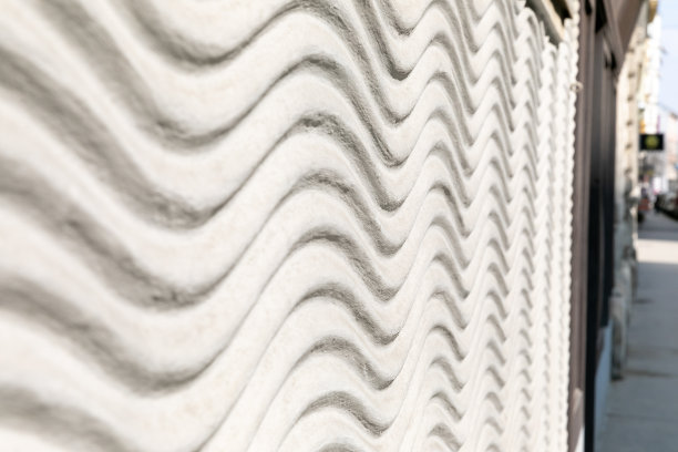一个近距离的艺术装饰浮雕在房屋正面的波浪形状图片下载