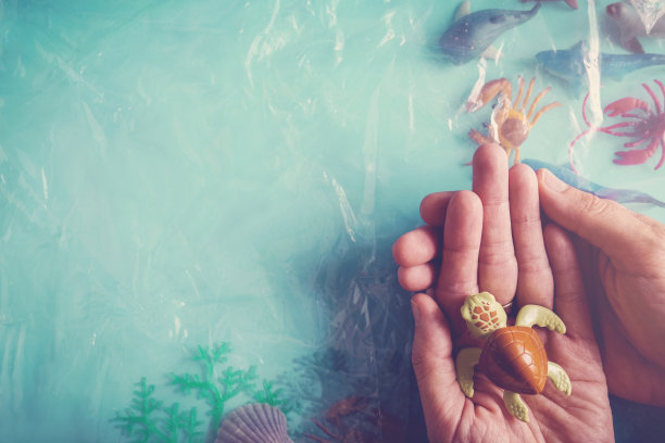 手牵手乌龟对海洋动物覆盖塑料，CSR责任，拯救和帮助海洋，停止塑料污染，世界海洋日的理念图片下载