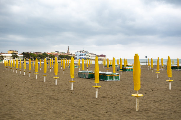 格拉多海滨长廊上的沙滩和遮阳伞图片下载