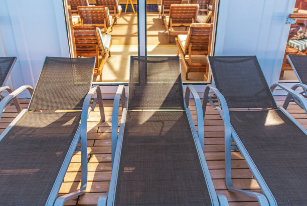 度假村的室内和室外躺椅。图片下载