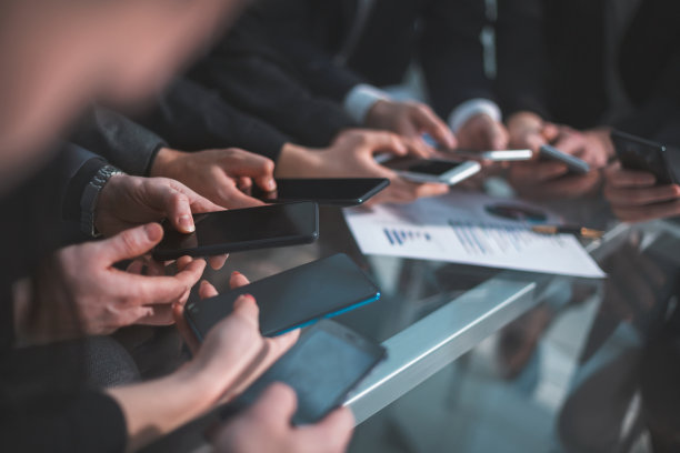 业务团队分析财务数据。人员和技术图片下载