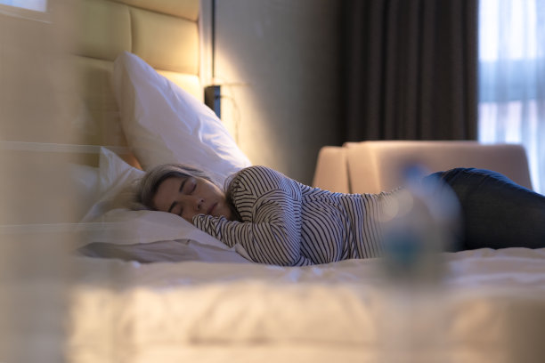 睡在床上的白发女人。图片下载