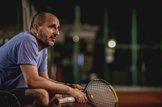 红土场上的业余网球运动员图片下载