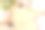现代女性的办公桌，家庭办公室。电脑，春天的花和化妆品放在一个轻便的桌子上。简约的商业理念，家的舒适，俯视图，平铺，图片下载