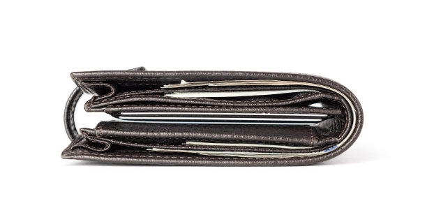 新的皮革钱包，纸币和信用卡，孤立在白色背景。文件包含到隔离的路径。图片下载