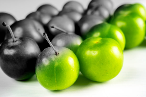 特写微距鲜绿酸梅。绿色在白色背景上。图片下载