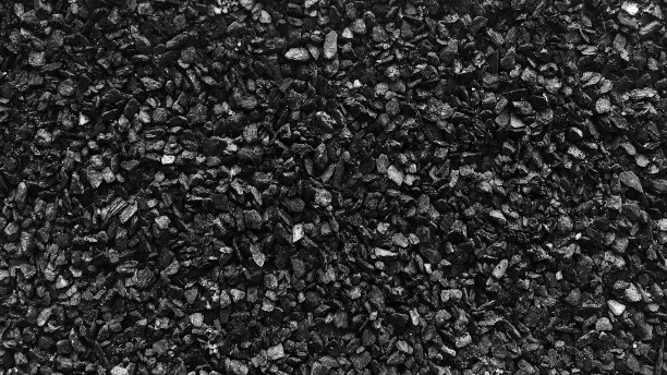 粒状黑色纹理-碎煤-均匀涂覆有可见纹理的矩形表面-带有3D效果的黑色小石头-微细摄影中的抽象背景图片下载