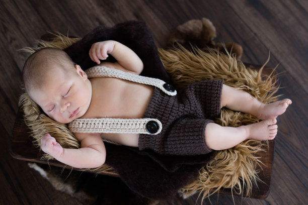 可爱的小圣诞新生婴儿宝宝安静的睡觉，偷拍宝宝的照片图片下载