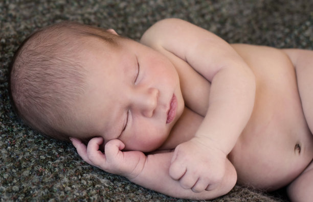 可爱的小圣诞新生婴儿宝宝安静的睡觉，偷拍宝宝的照片图片下载