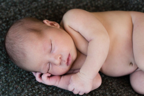 可爱的小圣诞新生婴儿宝宝安静的睡觉，偷拍宝宝的照片图片下载