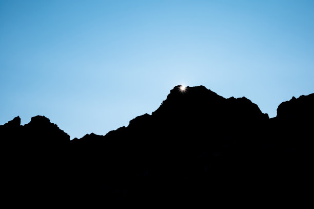 山脊上有一颗太阳星的剪影图片下载