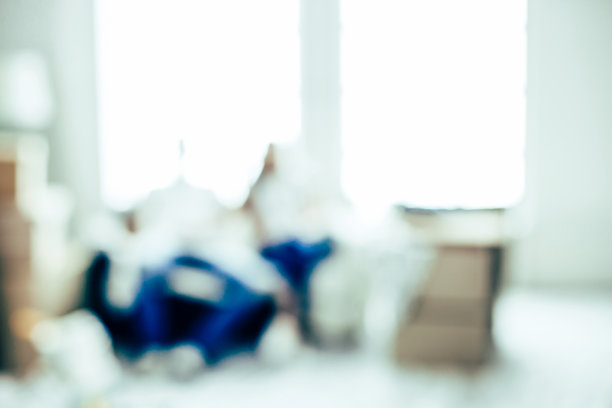 一对年轻夫妇在他们的新公寓的背景图像图片下载