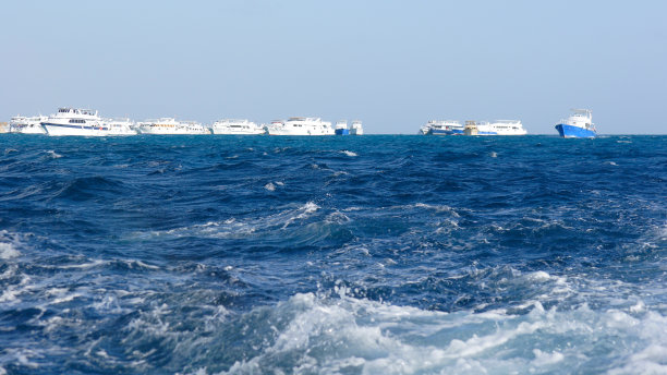 游艇在蓝色的海水上航行图片下载